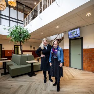 eigenaar-ilse-kroft-links-en-manager-marloes-ottenhof-in-de-hal-van-de-nieuwe-vleugel